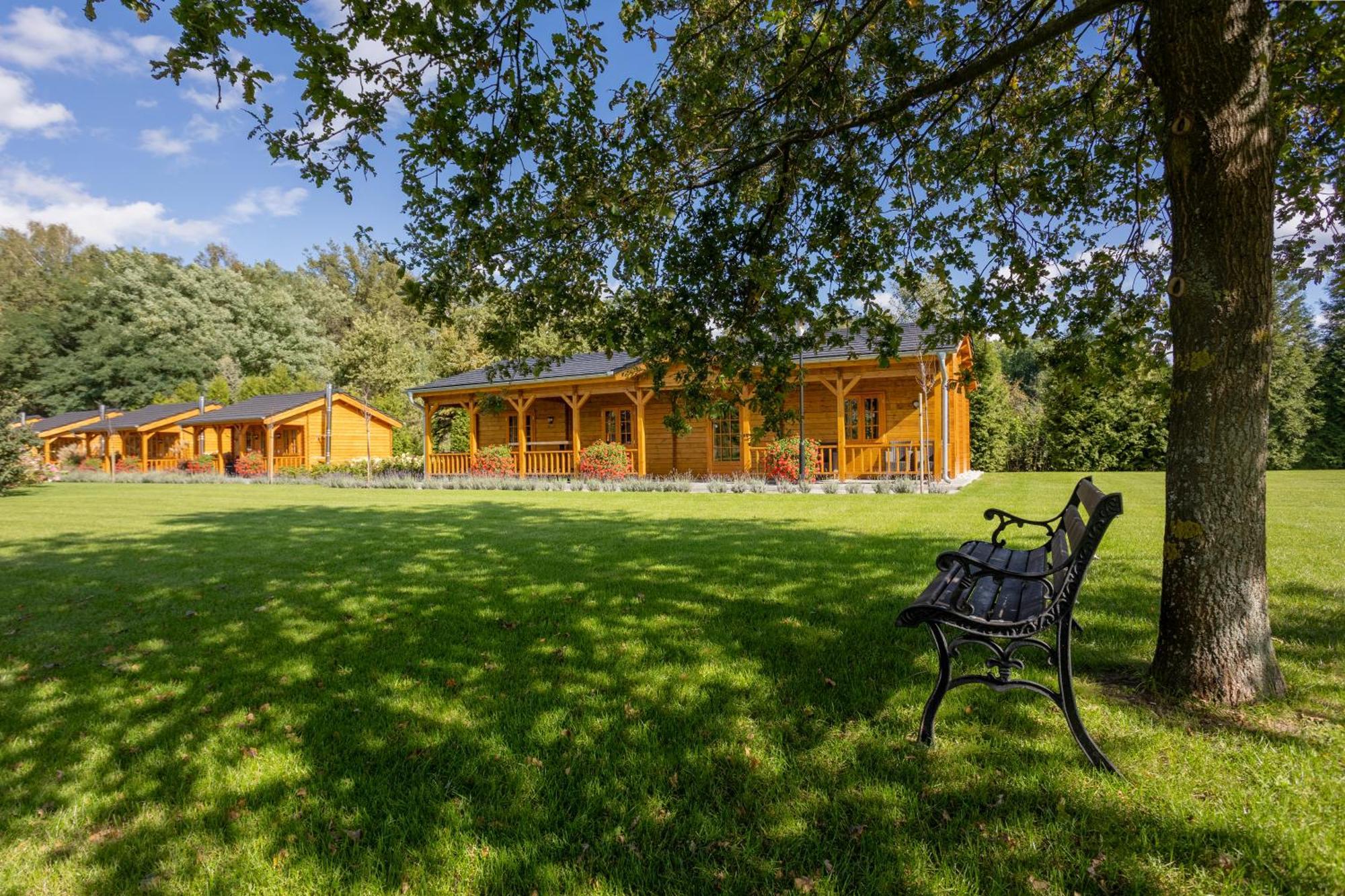 Hubertus Dwor Mysliwski Opolí Exteriér fotografie